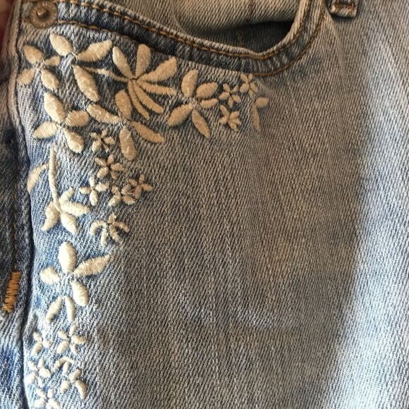 NWOT. Eddie Bauer Brand Women’s Size 6 Cropped Jeans With Embroidery - Picture 7 of 12